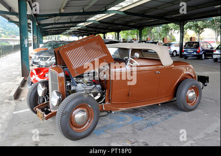 Ford hotrod 1936 avec un moteur V8 sur un parking de la ville d'Ales dans le Gard Banque D'Images