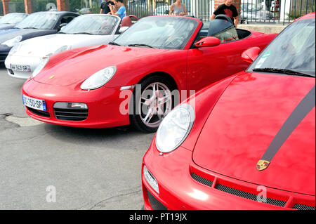 Voiture de sport Porsche rallye sur un parking de la ville d'Ales dans le Gard Banque D'Images