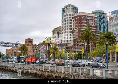 SAN FRANCISCO, CALIFORNIE, USA - 14 MAI 2018 : vue sur des bâtiments de la ville, promenade le long de l'Embarcadero. Le littoral de la baie. Banque D'Images