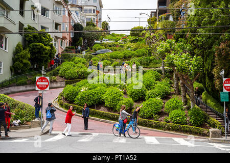 SAN FRANCISCO, CALIFORNIE, USA - Mai 15, 2018 : Fédération de Hill road, la serpentine sur Lombard Street Banque D'Images