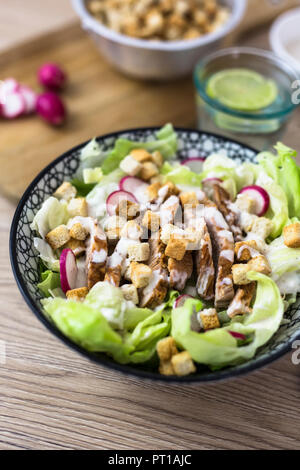 Bol de salade césar avec de la viande et de radis rouge Banque D'Images