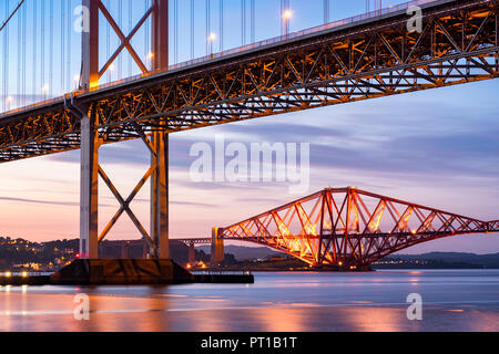 Royaume-uni, Ecosse, Fife, Édimbourg, l'estuaire du Firth of Forth Forth Bridge (Rail) et Forth Road Bridge au coucher du soleil Banque D'Images