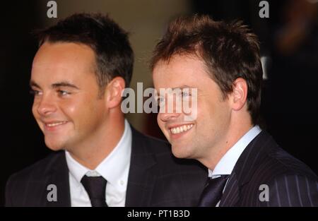 L'ensemble*Star Cup Celebrity Golf Tournament 2006 au Celtic Manor Resort, Newport, Pays de Galles aujourd'hui ( samedi 26/8/06 ). Les concurrents arrivent pour le dîner de gala. Fourmi et Dec. Antnony McPartlin et Declan Donnelly. Banque D'Images