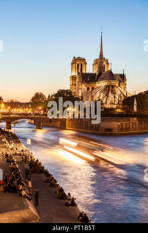 France, Paris, bateau de tourisme sur la Seine avec la cathédrale Notre-Dame en arrière-plan Banque D'Images