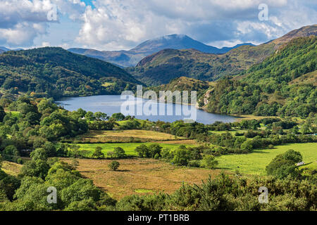 Voir à l'ouest le long de l'Afon (rivière) Glaslyn valley montrant Llyn Gwynant (lac) et Moel Hebog montagne dans l'arrière-plan le Nord du Pays de Galles UK Banque D'Images