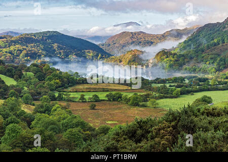 Brume matinale sur le lac de compensation (Llyn Gwynant) dans la vallée de Gwynant à au sud-ouest avec le sommet de Moel Hebog Snowdonia en arrière-plan Banque D'Images