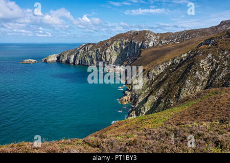 Cliffs à Gogarth Bay et montrant le Nord vu de la pile de galles Coastal Path Holyhead Mountain Anglesey au nord du Pays de Galles UK Septembre Banque D'Images