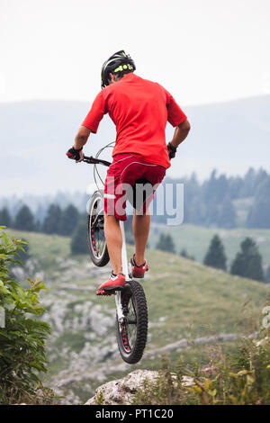 Motards sur moto de trial acrobatique Banque D'Images