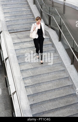 Businesswoman walking en bas Banque D'Images