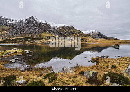 Vue vers l'ouest à travers Llyn Idwal avec Y Garn montagne sur la gauche et Foel Goch Mountain dans le centre du Parc National de Snowdonia au nord du Pays de Galles UK Febr Banque D'Images