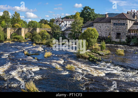 À Llangollen est montrant le pont routier sur la rivière Dee Denbighshire North Wales UK Novembre 1471 Banque D'Images