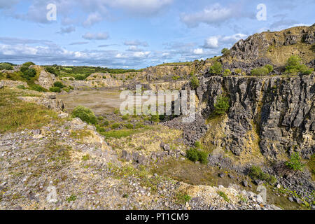 Limeworks minera la carrière de calcaire désaffectée maintenant une réserve de fiducie de la faune du Nord du Pays de Galles, près de l'ouest de Minera Wrexham North Wales UK Août Banque D'Images