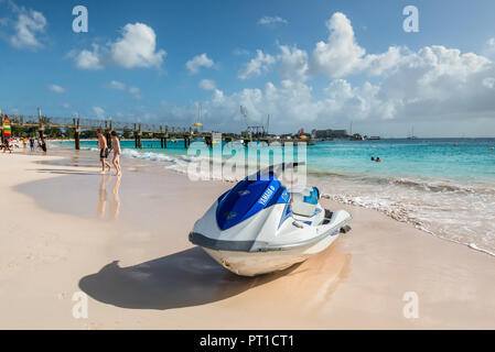 Bridgetown, Barbade - le 18 décembre 2016 : jet ski sur la plage de Brownes à journée ensoleillée à Bridgetown, Barbade, Antilles, Caraïbes, Amérique centrale. Banque D'Images