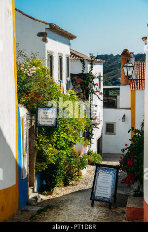 Obidos, Portugal - Sept 25, 2018 : magasin vendant des carreaux traditionnels au sein de l'azulejo ancien village fortifié d'Obidos, district de Leiria Oeste, Portug Banque D'Images