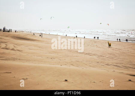 Personnes à pied et de kite surf à la mer du Nord plage de Noordwijk aan Zee, aux Pays-Bas. Banque D'Images