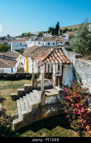 Vue du haut des toits en terre cuite perspecetive dans la ville fortifiée d'Obidos, Oeste, district de Leiria, Portugal, Europe Banque D'Images