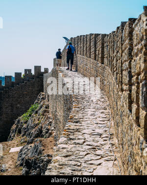 Obidos, Portugal - Sept 25, 2018 : les touristes à pied le long des remparts du château à Castelo de Obidos, district de Leiria, Pinhal Litoral, Portugal Banque D'Images