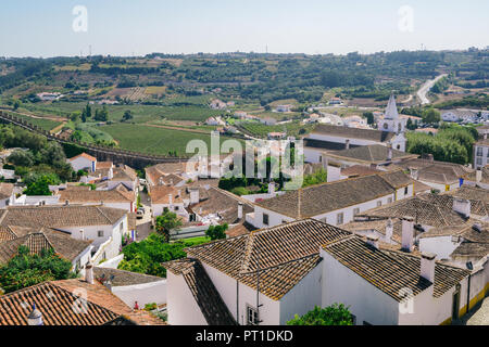 Vue du haut des toits en terre cuite perspecetive dans la ville fortifiée d'Obidos, Oeste, district de Leiria, Portugal, Europe Banque D'Images