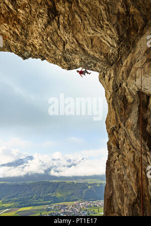 L'Autriche, Innsbruck, Martinswand, man climbing dans grotto Banque D'Images