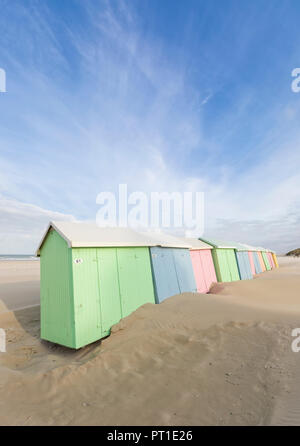 Cabines de plage peint dans des tons pastels à Berck-Plage, Pas-de-Calais, France Banque D'Images