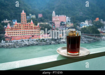 Une tasse de thé indien sur un arrière-plan magnifique de la ville de Jujuy. Petit-déjeuner à Indien touristiques tôt le matin dans les montagnes de l'himalaya sachet de thé. Banque D'Images
