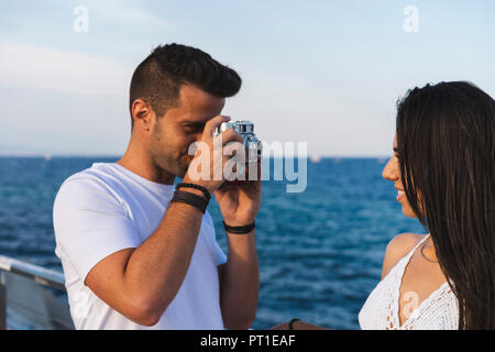 Jeune couple urbain par la mer Banque D'Images