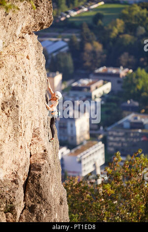 L'Autriche, Innsbruck, Hoettingen femme de carrière, dans l'escalade de rochers Banque D'Images