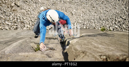 L'Autriche, Innsbruck, Martinswand, l'homme dans l'escalade de rochers Banque D'Images