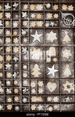 Des biscuits de Noël, les étoiles et les boules de Noël en vieux bois typecase Banque D'Images