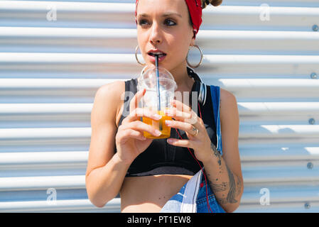 Portrait de jeune femme tatouée avec soft drink Banque D'Images