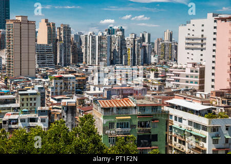 Vue sur la vieille ville de Macao, avec des logements locatifs à l'avant-plan. Les bâtiments résidentiels sont très proches les uns des autres et des spectacles... Banque D'Images