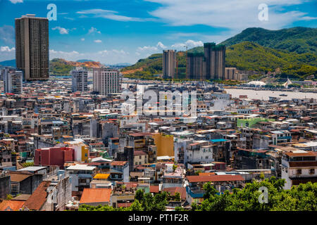 Belle vue sur les toits de la zone d'habitation dense au centre-ville historique de Macao sur une belle journée ensoleillée avec un ciel bleu. Banque D'Images