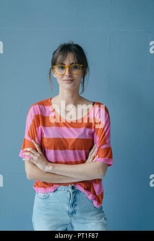 Jeune femme portant des lunettes, portrait Banque D'Images