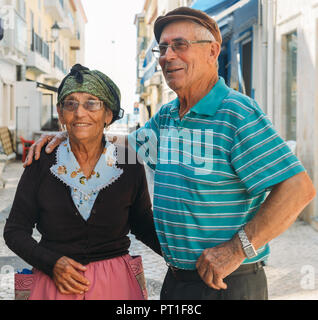 Caldas da Rainha, Portugal - Sept 25, 2018 : personnes âgées vêtues traditionnellement femme portugaise et son mari dans une rue pavée de Caldas da Rainha, Portugal Banque D'Images