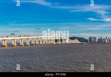 L'Étonnant Pont Macau-Taipa (aka Amizade pont ou pont de l'Amitié) est emblématique à Macao et mène à Taipa et la baie de Cotain où tous les... Banque D'Images