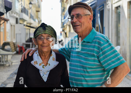 Caldas da Rainha, Portugal - Sept 25, 2018 : personnes âgées vêtues traditionnellement femme portugaise et son mari dans une rue pavée de Caldas da Rainha, Portugal Banque D'Images