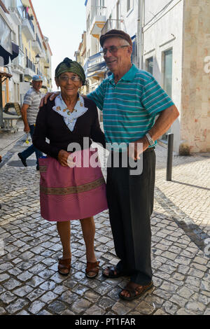 Caldas da Rainha, Portugal - Sept 25, 2018 : personnes âgées vêtues traditionnellement femme portugaise et son mari dans une rue pavée de Caldas da Rainha, Portugal Banque D'Images