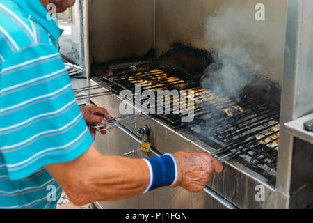 Close up of man BBQing poisson frais, y compris la morue. Banque D'Images