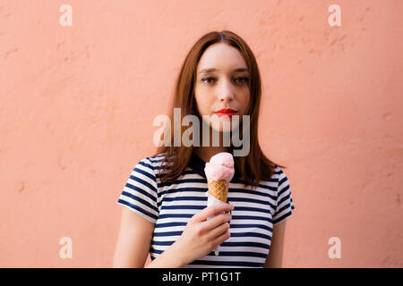 Portrait de jeune femme avec icecream Banque D'Images