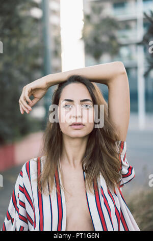 Portrait de femme portant rayée chemise déboutonnée Banque D'Images