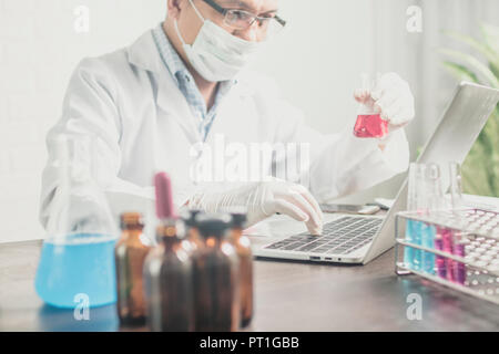 L'expérimentation ou l'scientist in science lab Banque D'Images