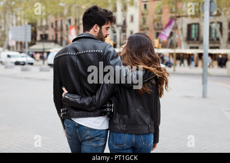 Espagne, Barcelona, young couple embracing et marcher dans la ville Banque D'Images