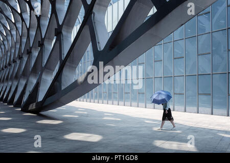 La Chine, Shenzhen, architecture moderne et walking woman Banque D'Images