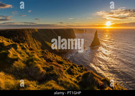Royaume-uni, Ecosse, Caithness, côte de Duncansby Head, Duncansby Stacks au lever du soleil Banque D'Images
