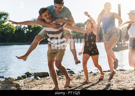 Groupe d'happy friends having fun at the riverside Banque D'Images