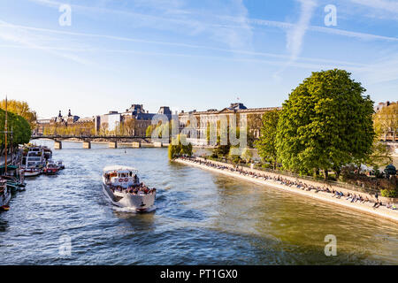 France, Paris, bateau de tourisme sur la Seine avec Louvre en arrière-plan Banque D'Images