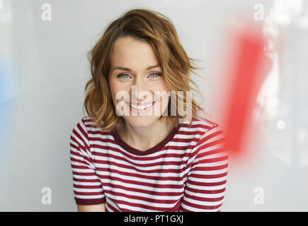 Portrait of smiling woman wearing red-t-shirt blanc à rayures Banque D'Images