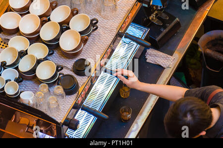 Faire le café barista méconnaissable à la machine à café dans la boutique. Haut de page vue aérienne Banque D'Images