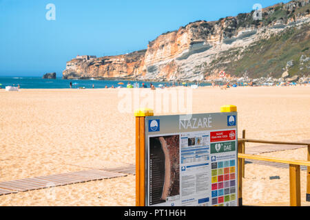 Caldas da Rainha, Portugal - Sept 25, 2018 : les touristes et les habitants à Nazare Beach sur la mer de l'Atlantique - selective focus on sign Banque D'Images