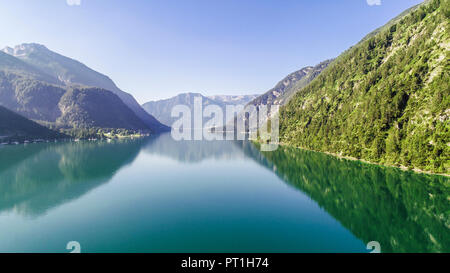 L'Autriche, le Tyrol, l'Achensee Le lac le matin, afin d'Klobenjoch, Hochiss Seekarspitze et Banque D'Images